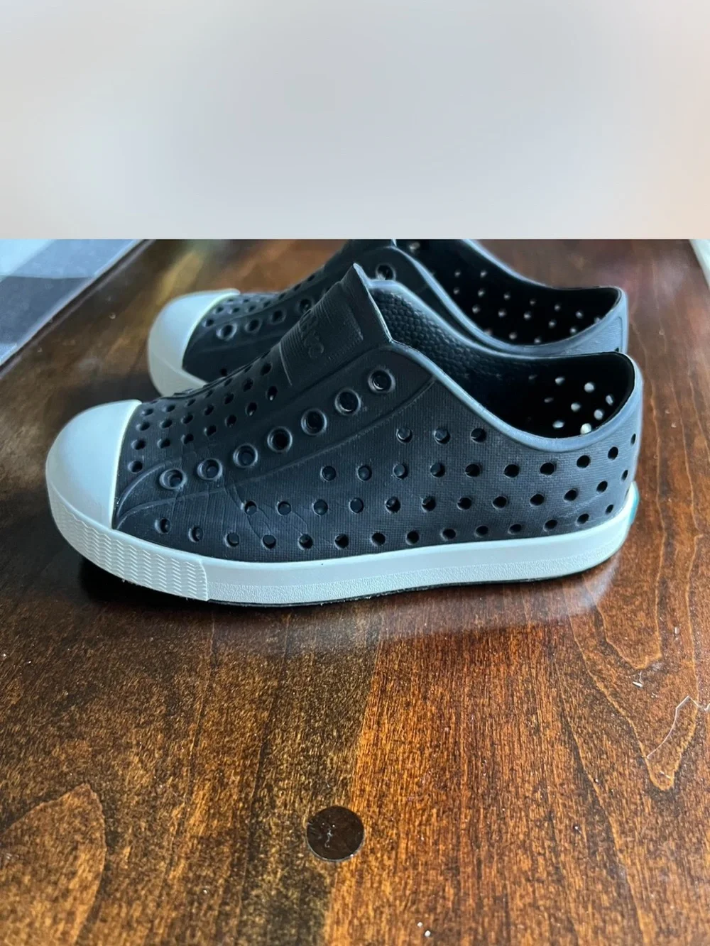 Native kids Slip-On Jefferson in Black with White Toe Cap
